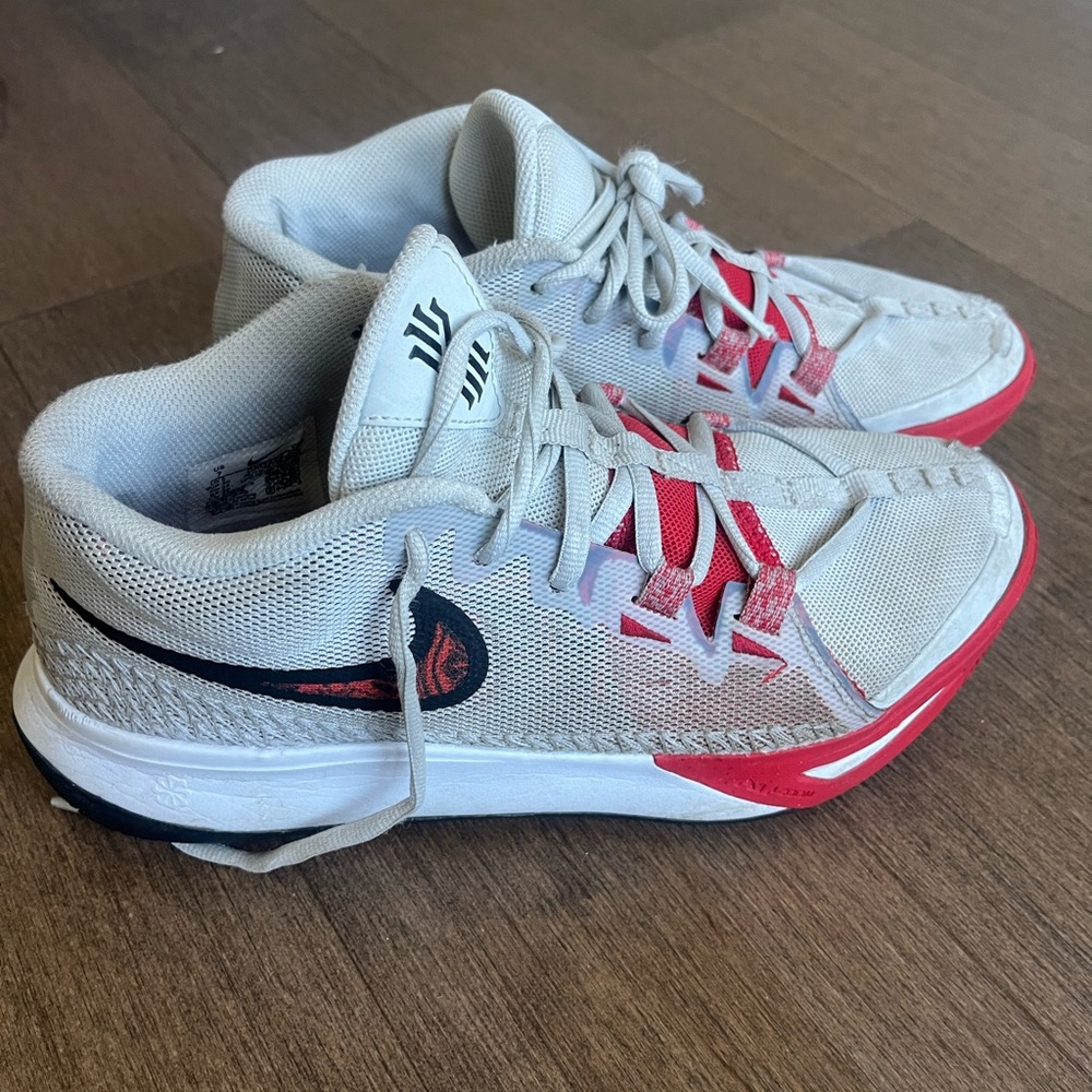 Nike Men's Kyrie Flytrap VI Basketball Shoes